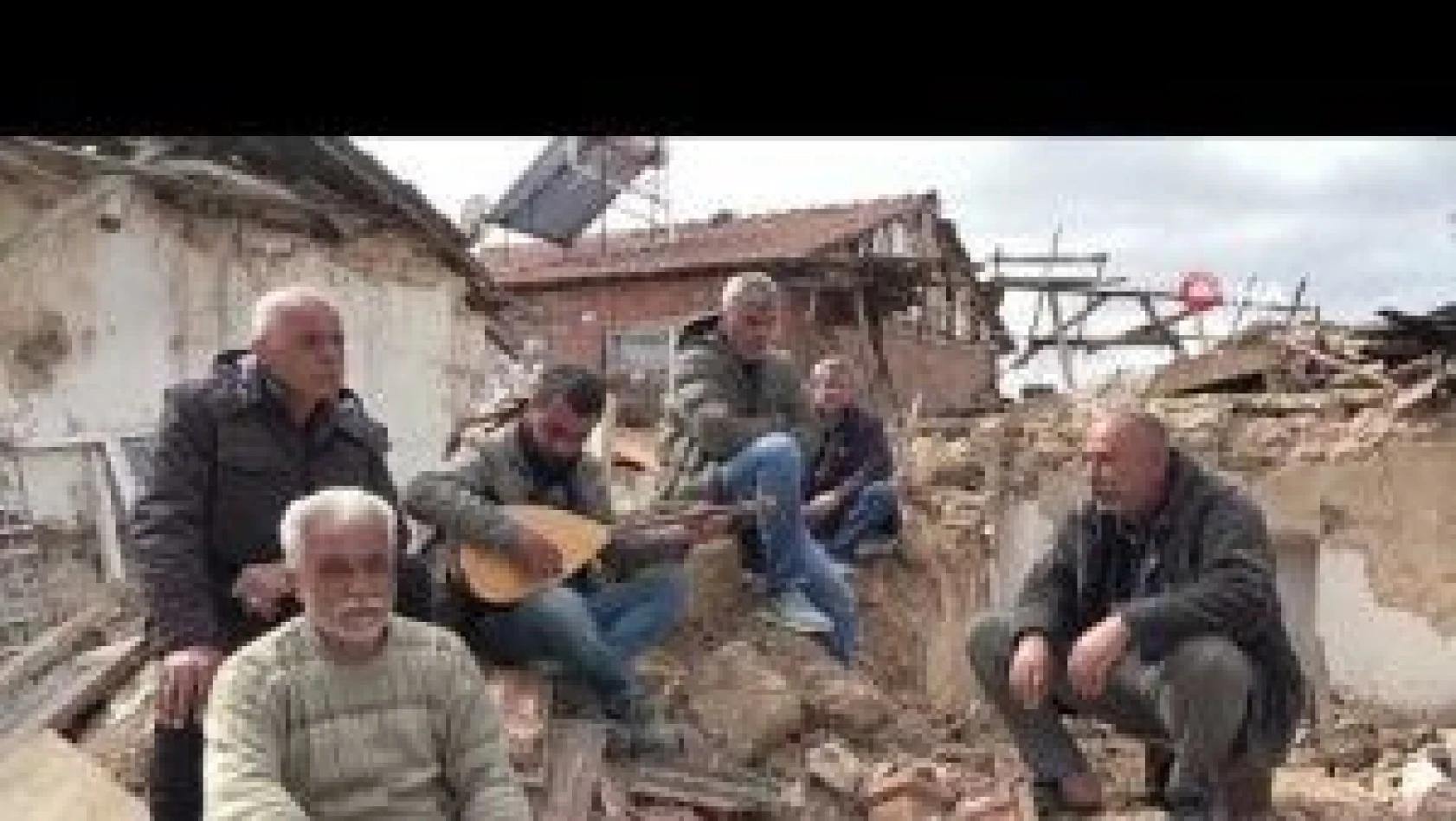 Malatya'da depremzedeler enkaza türkü yaktı