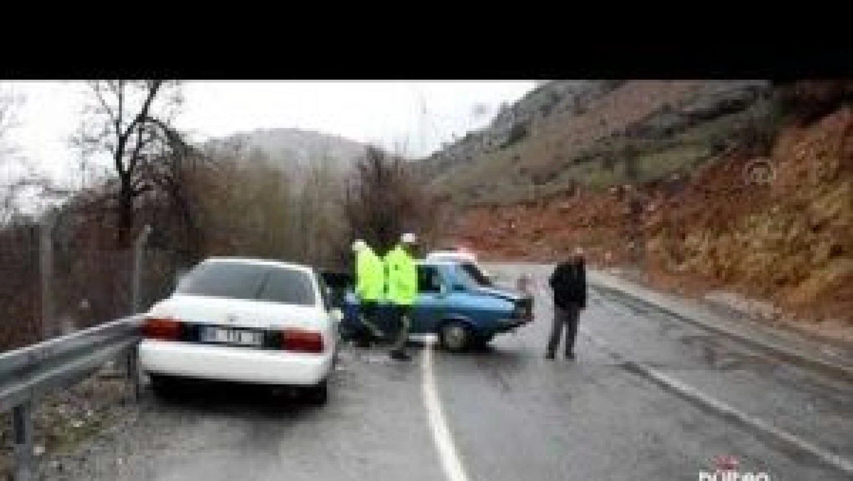 Malatya'da iki otomobil çarpıştı, 5 kişi yaralandı