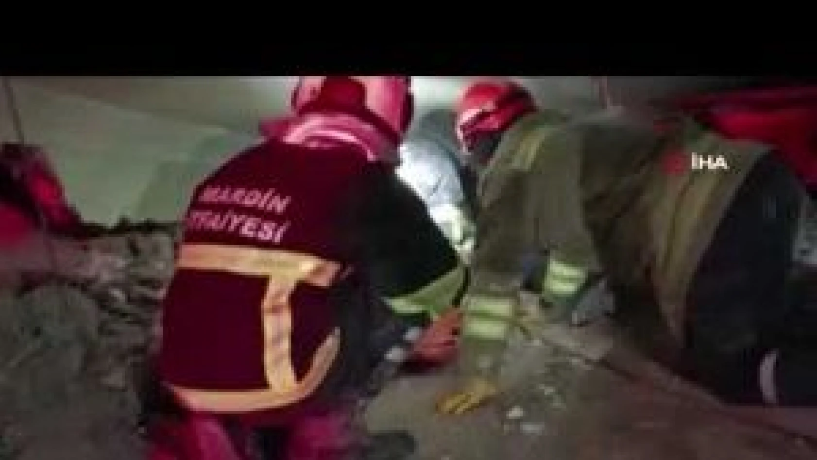 Mardin Büyükşehir Belediyesi ekipleri 2 kişiyi enkaz altından çıkardı
