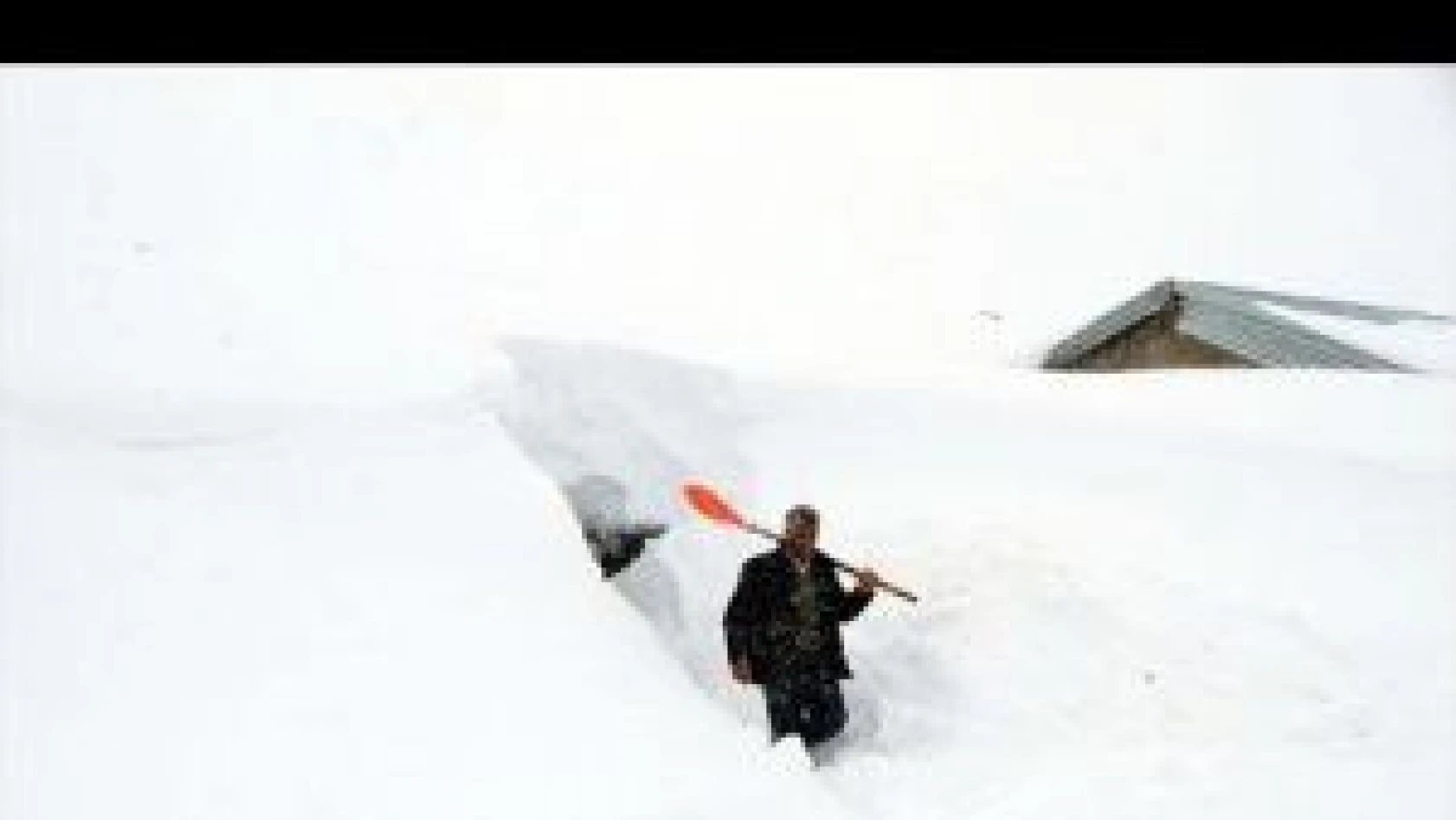 Muş'un Yukarıyongalı köyünde evler kar altında kaldı
