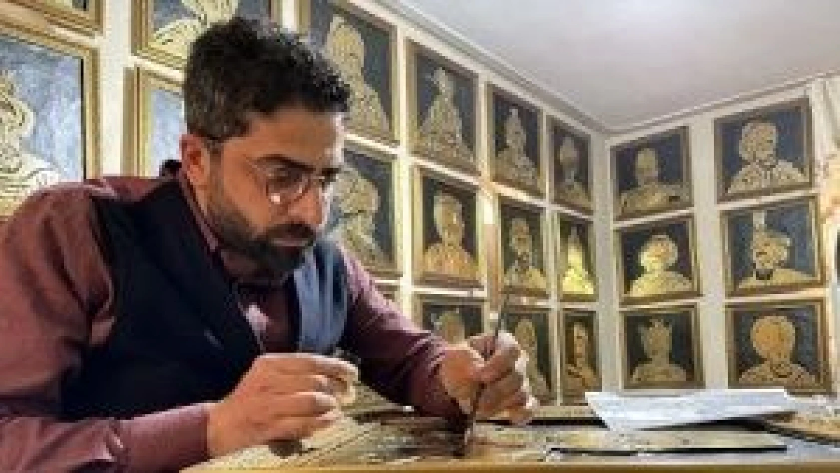 Osmanlı padişahlarını varak sanatıyla ahşaba resmetti