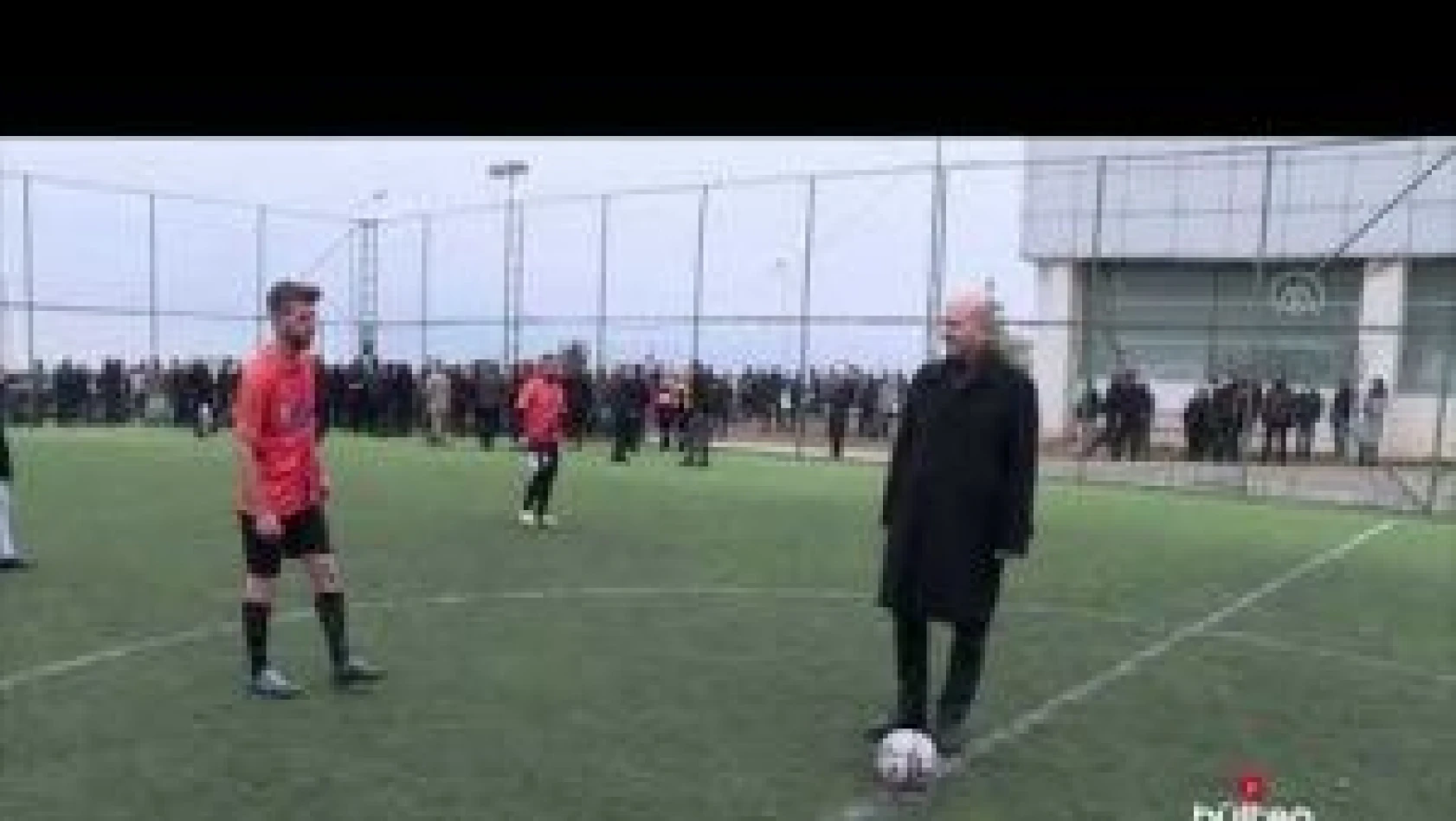 Şırnak'ta Bakan Soylu, futbol maçının başlama vuruşunu yaptı