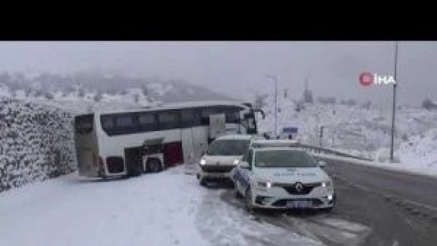 Tunceli'de kayganlaşan yolda kaza: Otobüs yoldan çıktı