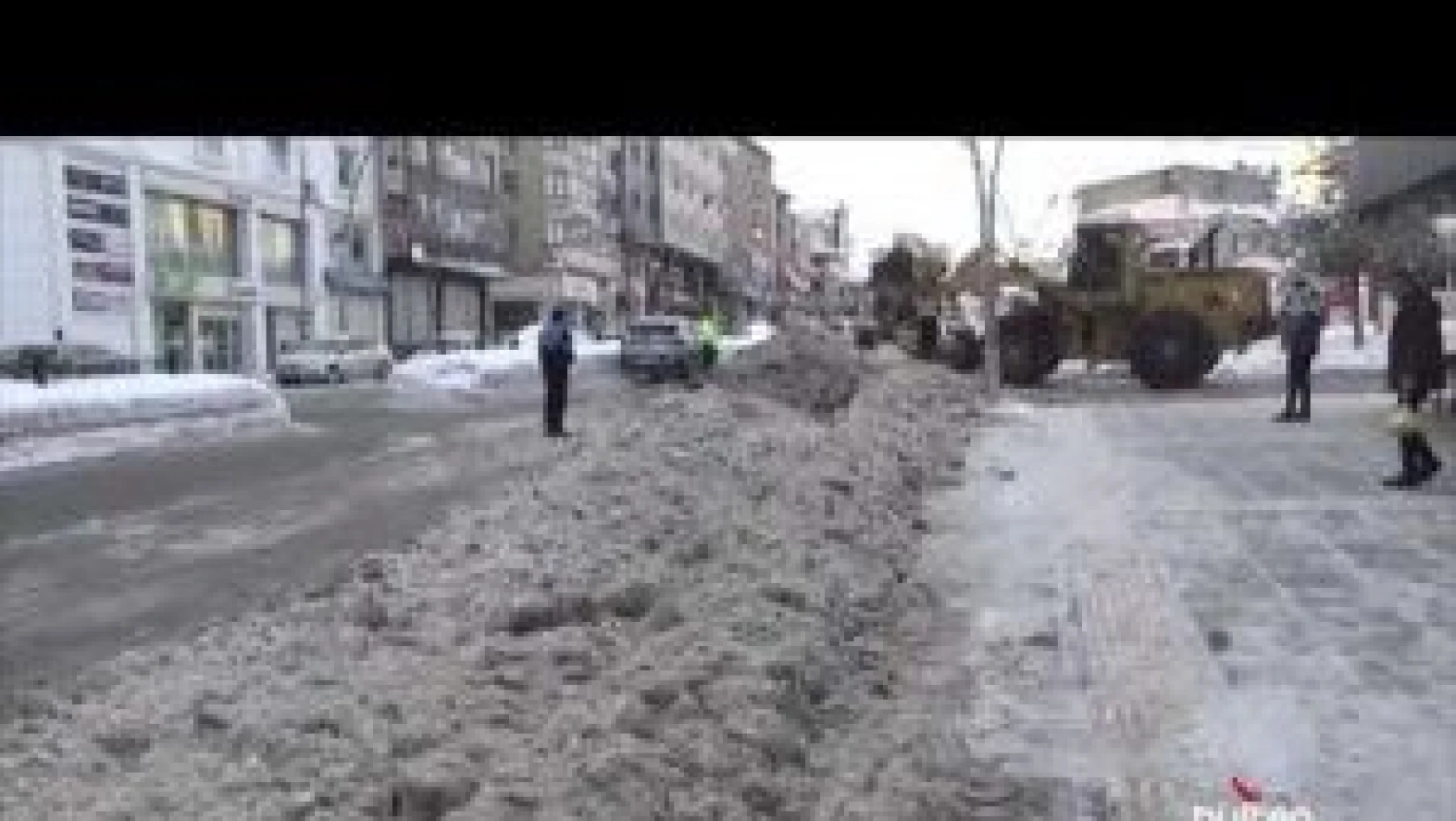 Van'da donan su deposunun borularındaki buz kütlelerini ateş yakarak çözdüler