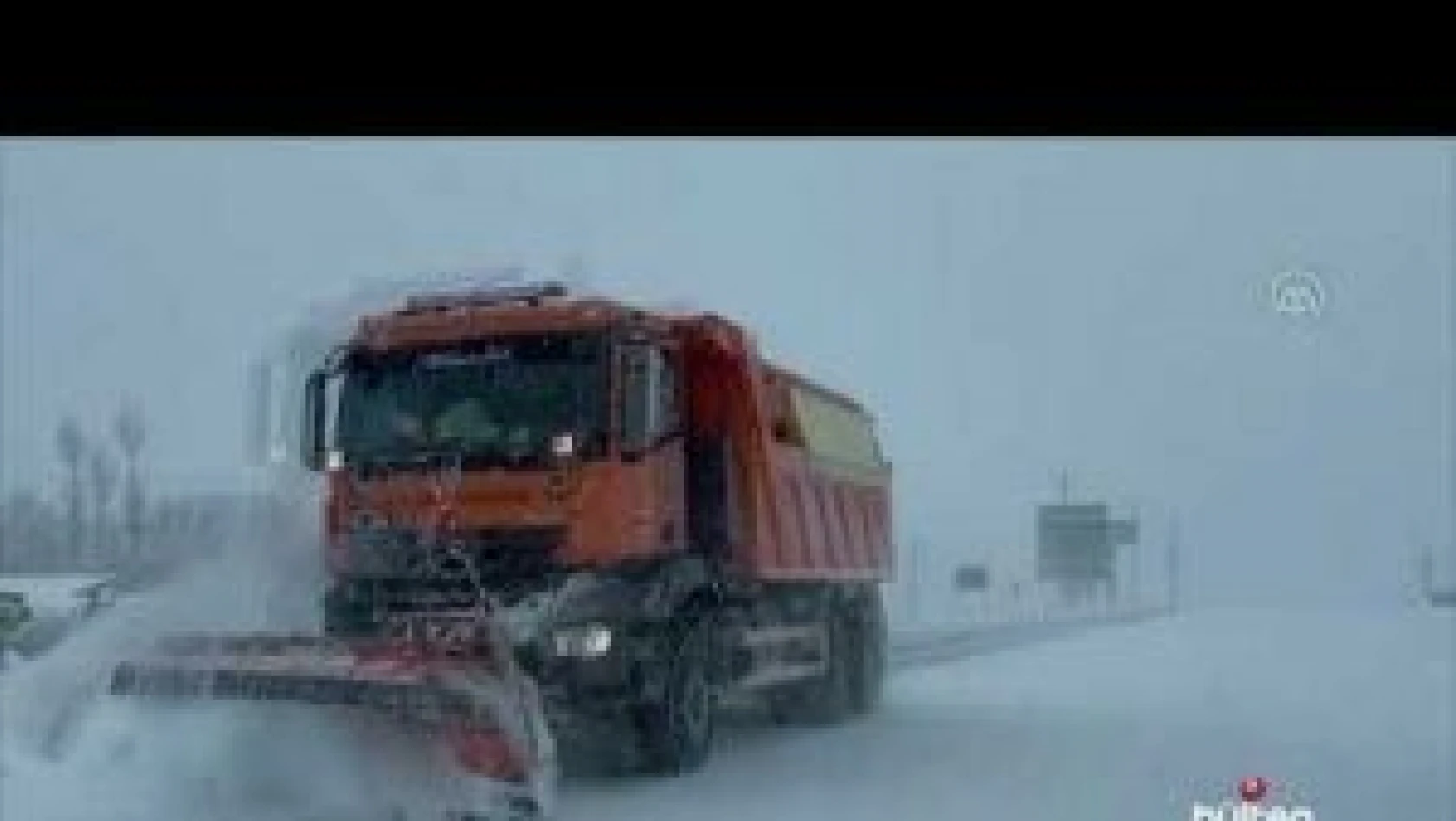 Van'da kardan kapanan 930 yerleşim yerine ulaşım sağlamak için çalışılıyor