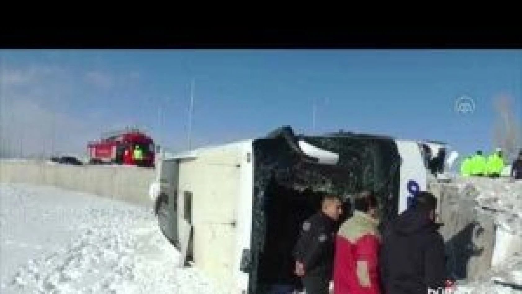 Van'da yolcu otobüsünün devrilmesi sonucu 9 kişi yaralandı