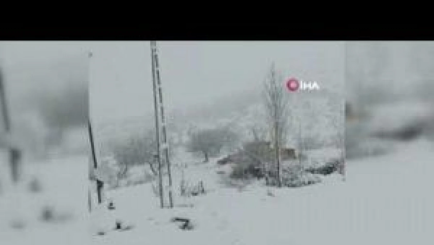 Yoğun kar yağışı Şemdinli-Derecik karayolunu kapattı