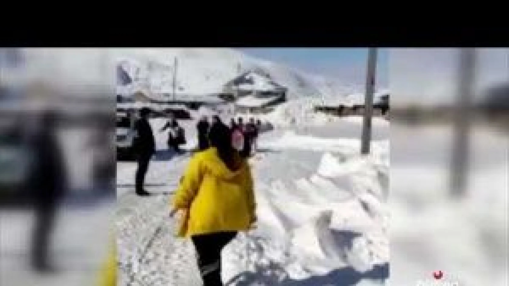 Yolu kardan kapanan köydeki hamile kadın için ekipler seferber oldu