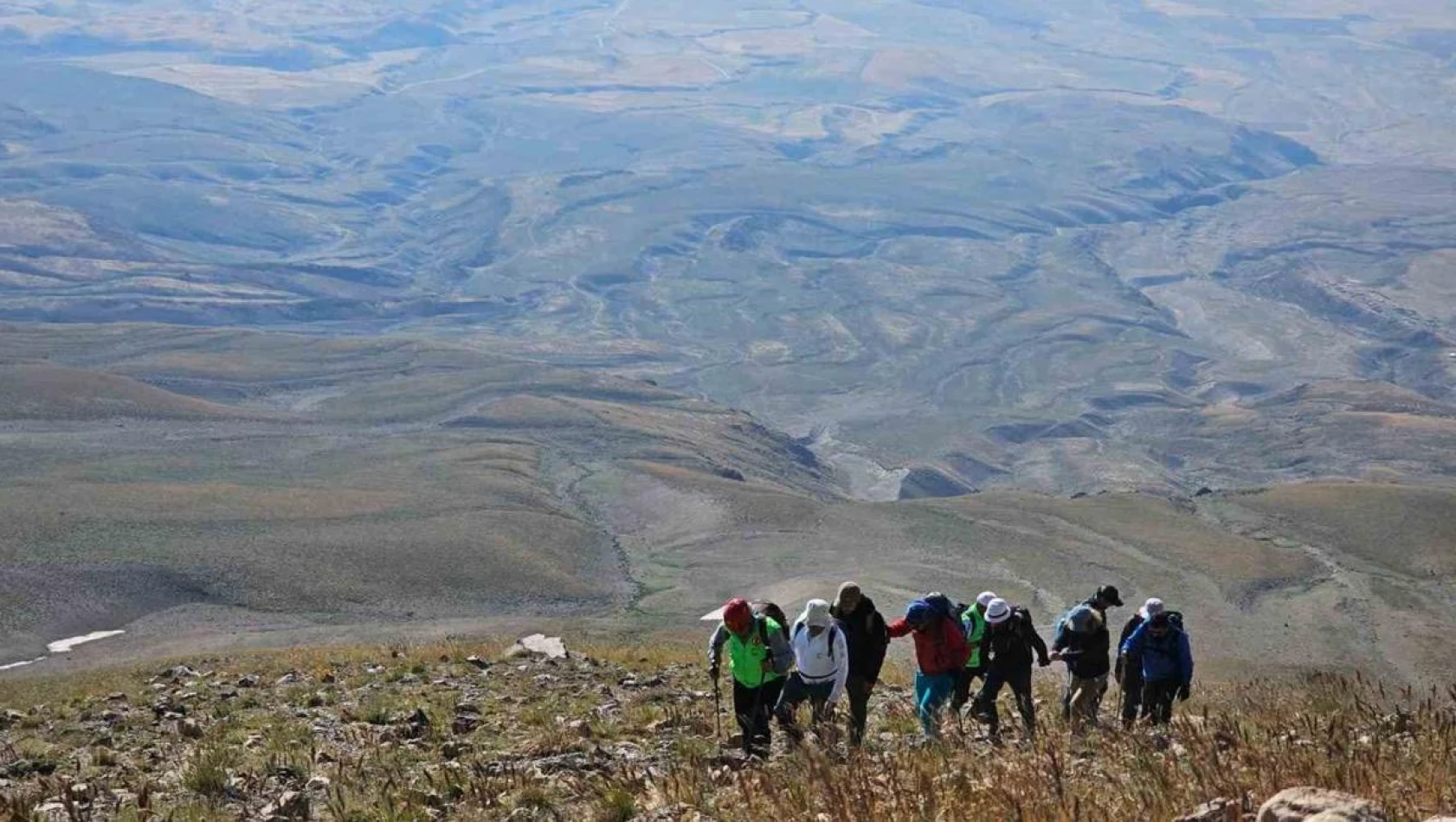 4 bin 58 rakımdaki buzul gölünde yüzme keyfi