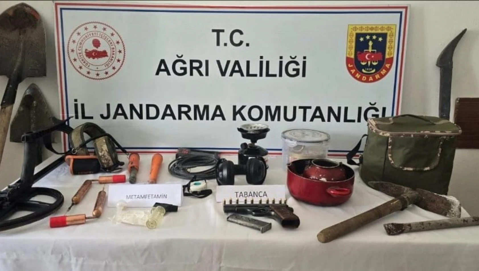 Ağrı'da kaçak kazı yapan şahıslar uyuşturucu ve silahlar yakalandı