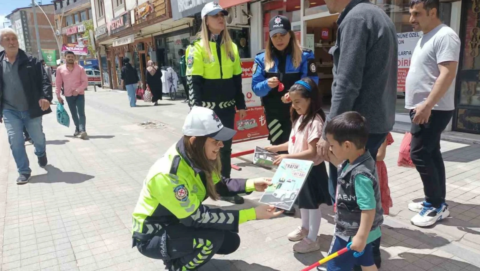 Ağrı'da Trafik Haftası'nda vatandaşlara bilgilendirme