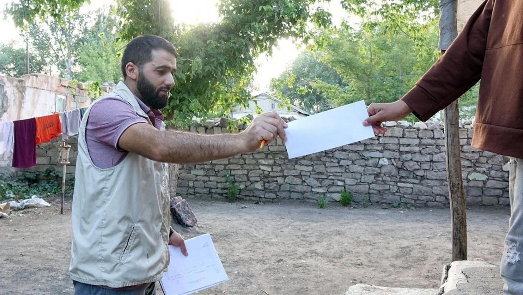 Ağrı Umut Kervanı Derneği, ihtiyaç sahibine aileleri yalnız bırakmıyor