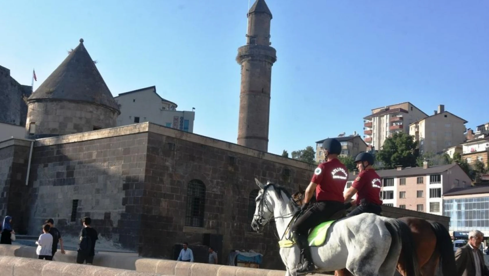 Ankara ve Van polis atlı birlikleri Bitlis'in tarihi sokaklarında devriye attı