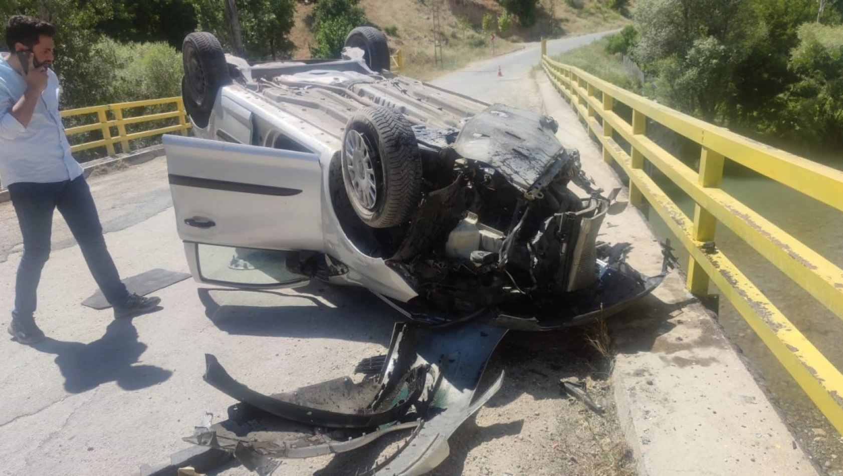 Tunceli'de feci kaza... Otomobil köprüde ters döndü