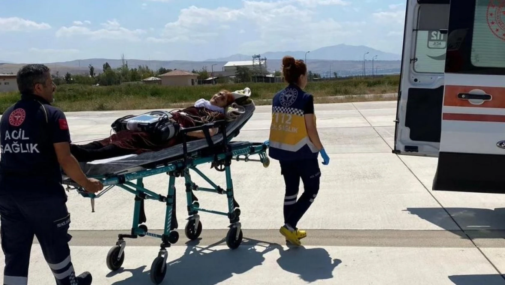 Başkale'de tedavi gören 94 yaşındaki hasta helikopter ambulansla Van'a sevk edildi