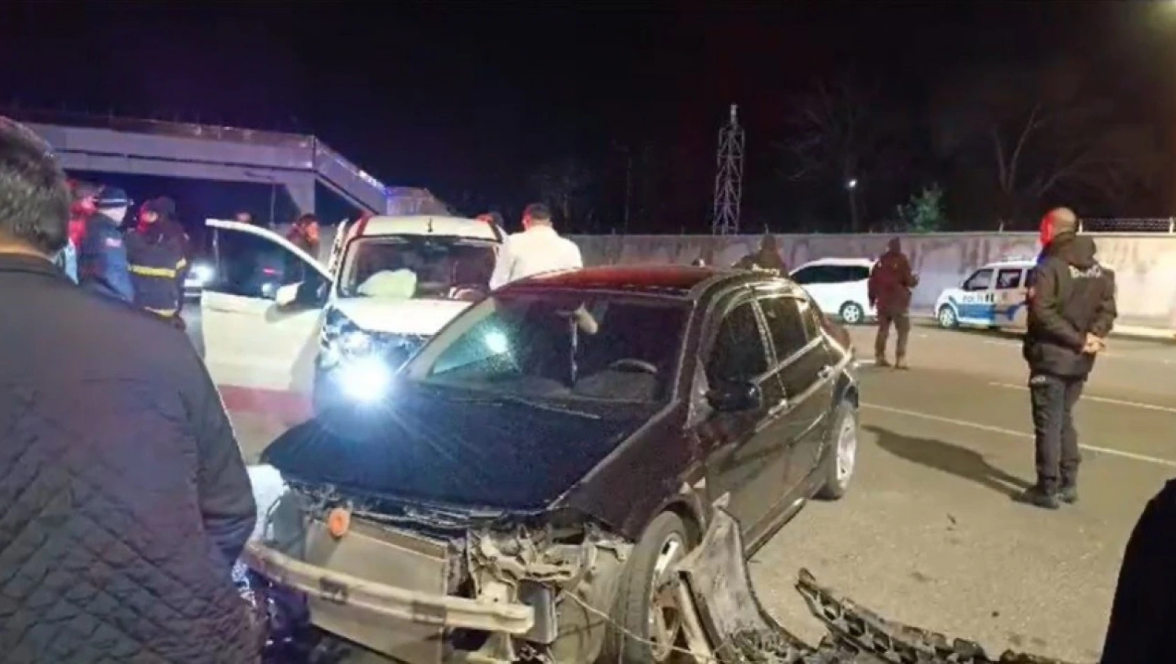 Bingöl'de 2 otomobil çarpıştı: 4 yaralı