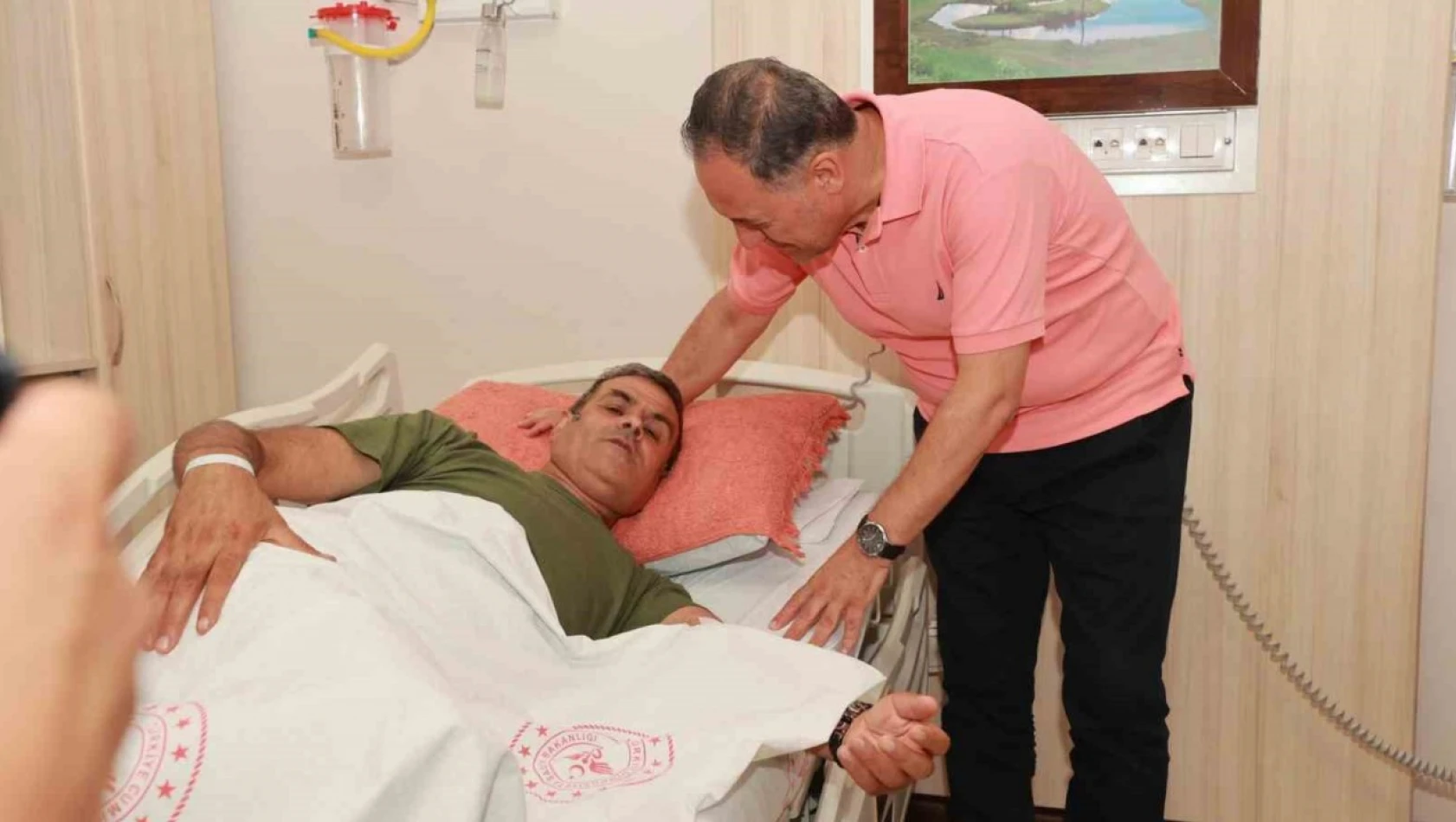 Bingöl Valisi Usta bıçaklı saldırıda yaralanan vatandaşları ziyaret etti