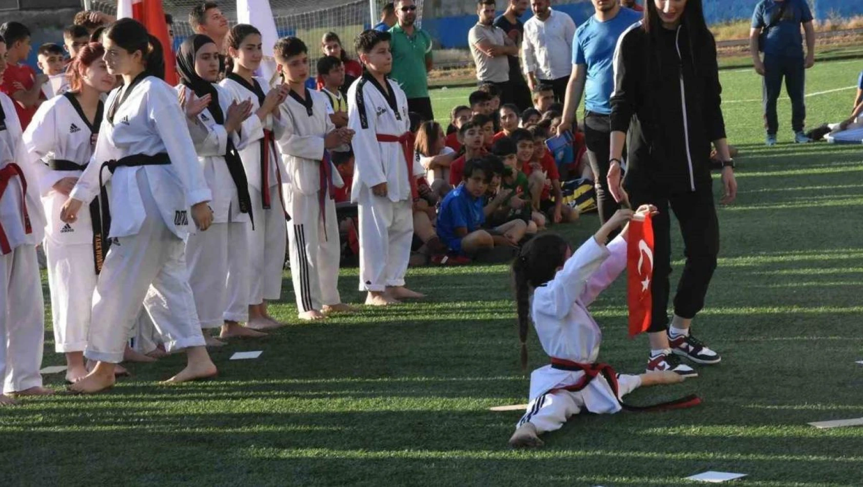 Bitlis'te yaz spor okullarının açılışı yapıldı