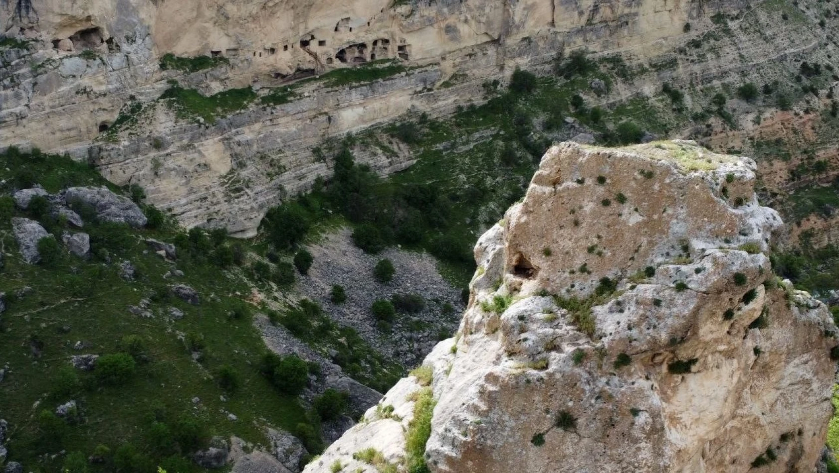 Çıkılması zor olan kayaların zirvesindeki tarihi oyuklar dron ile ilk kez görüntülendi