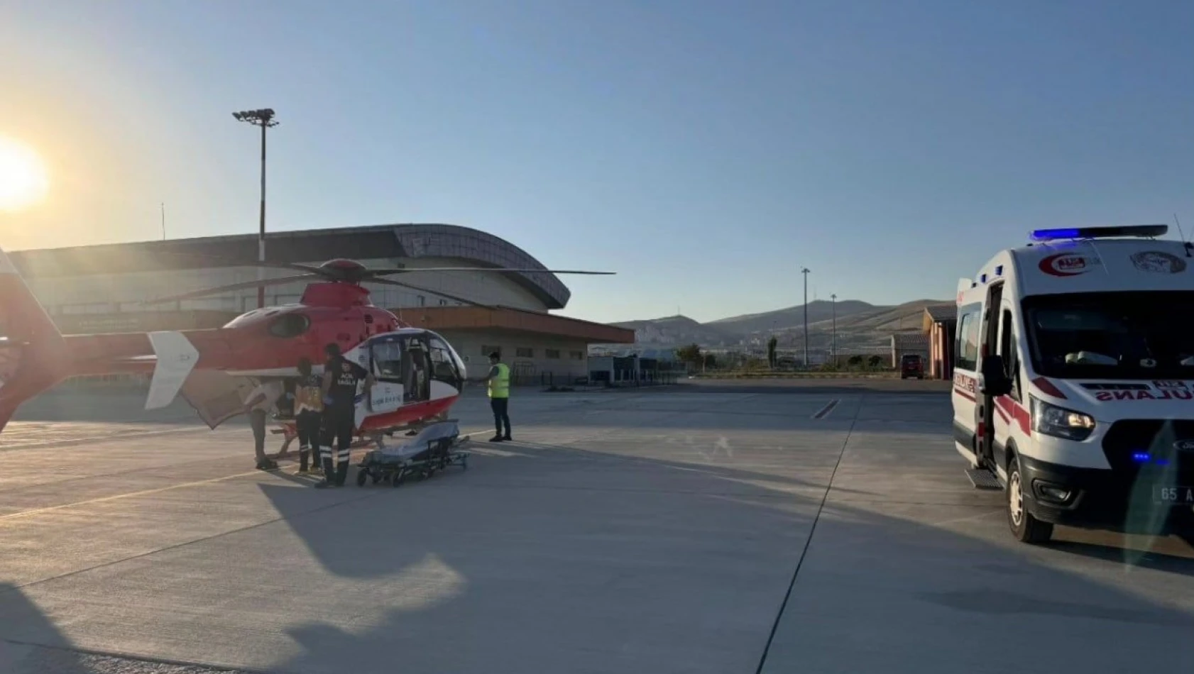 Doğum hastası kadın için helikopter ambulans havalandı