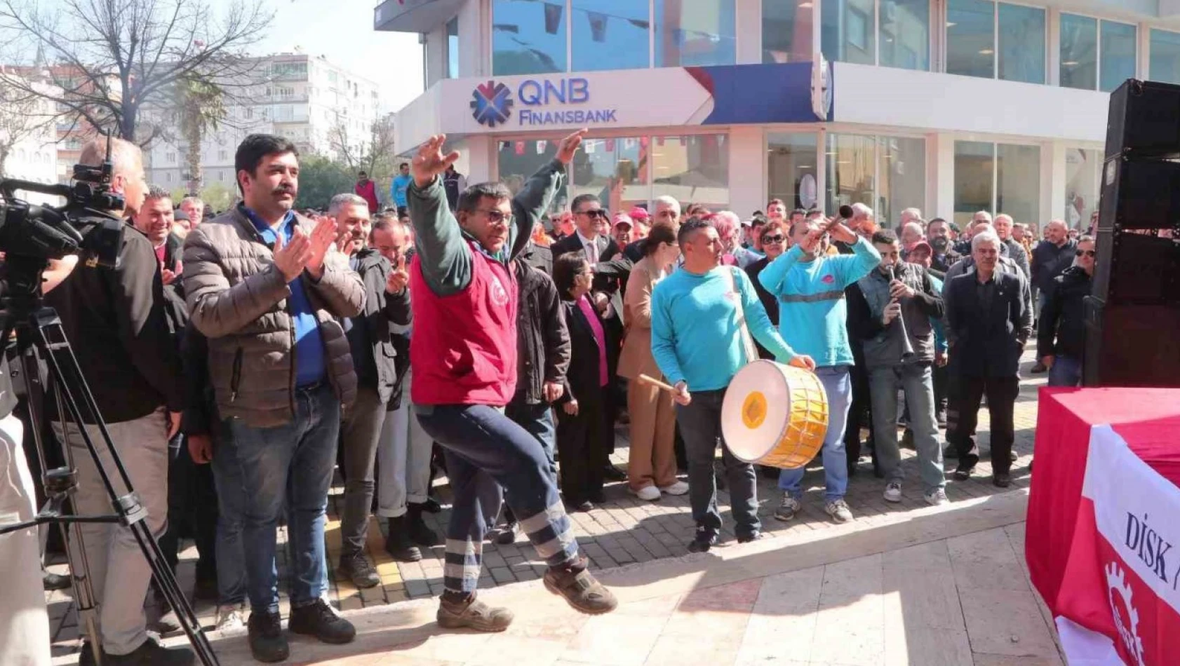 Efeler Belediyesi'nde işçiler maaş artışını davul zurnayla kutladı