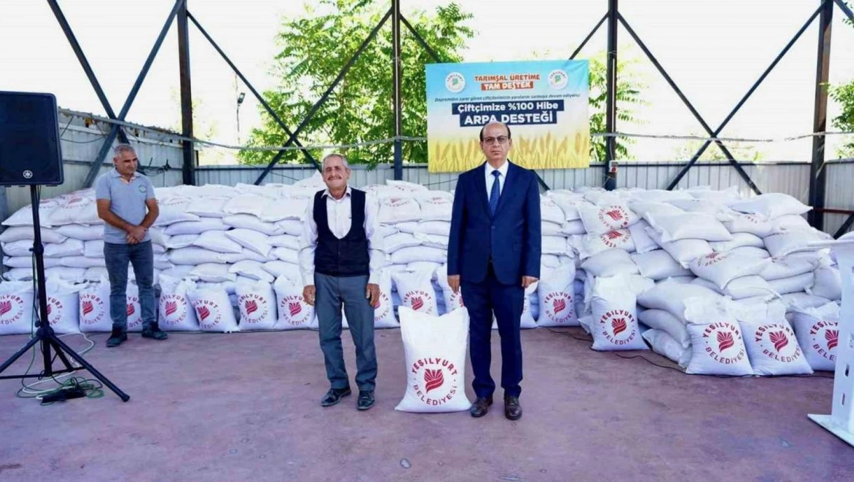 Geçit, 'Depremzede çiftçilerimize 35 ton arpa dağıttık'