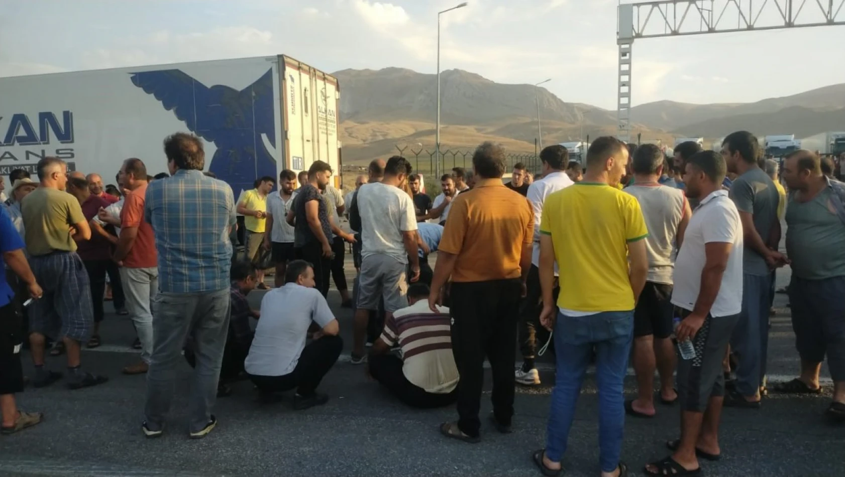 TIR şoförleri Gürbulak'ta isyan etti