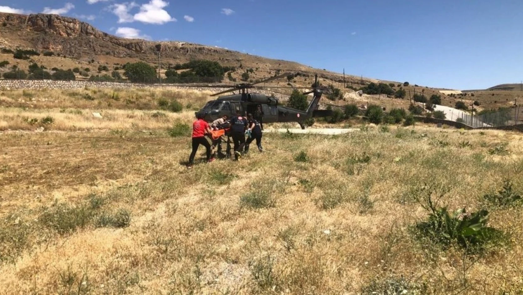 Kalp krizi geçiren kadın, askeri helikopterle hastaneye kaldırıldı