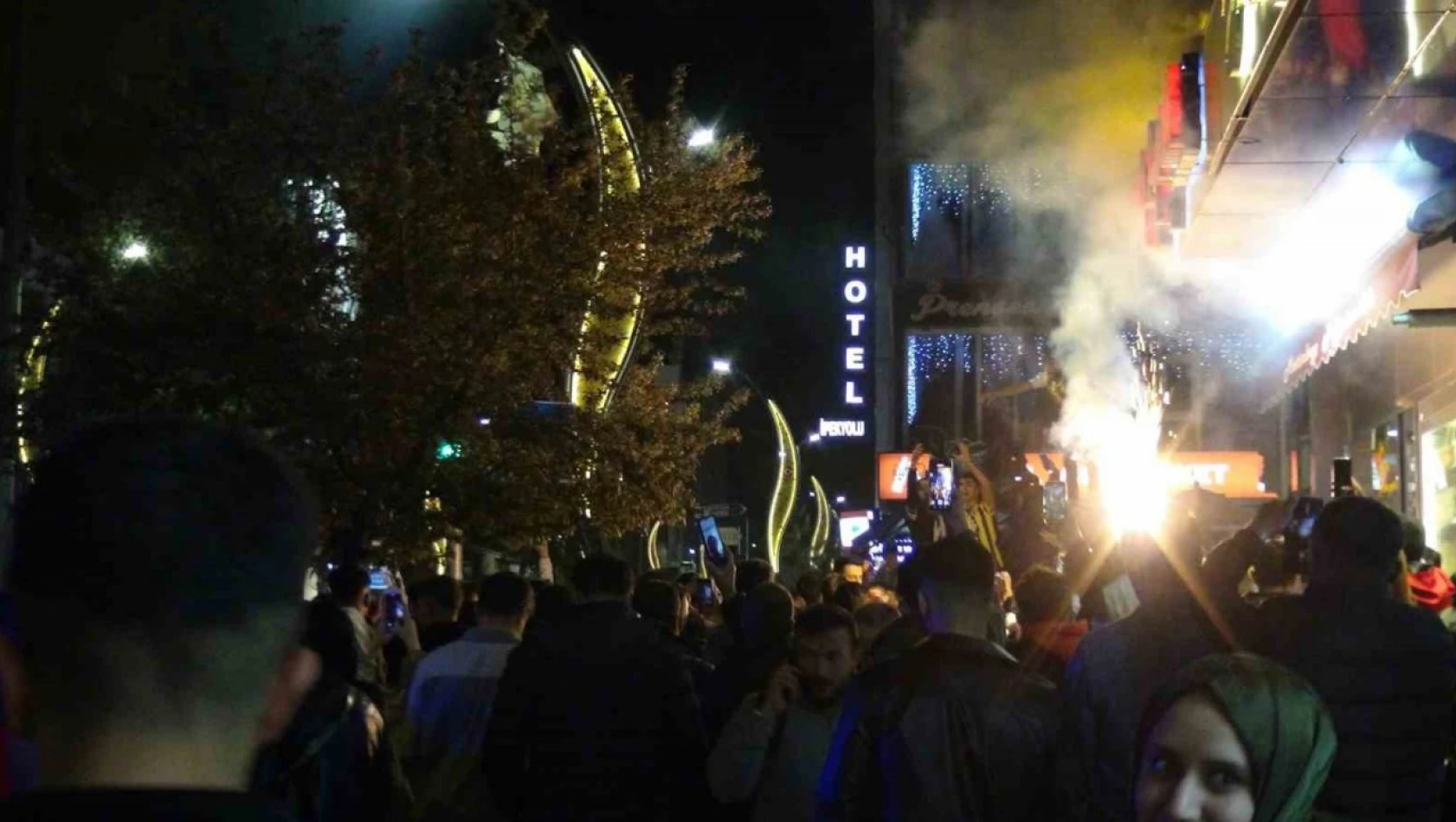 Kars'ta Fenerbahçeliler sokaklara döküldü