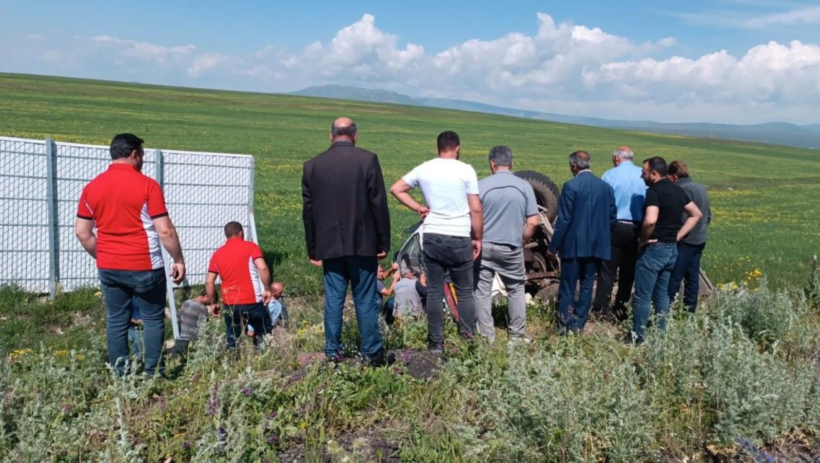 Kars'ta kamyon şarampole devrildi