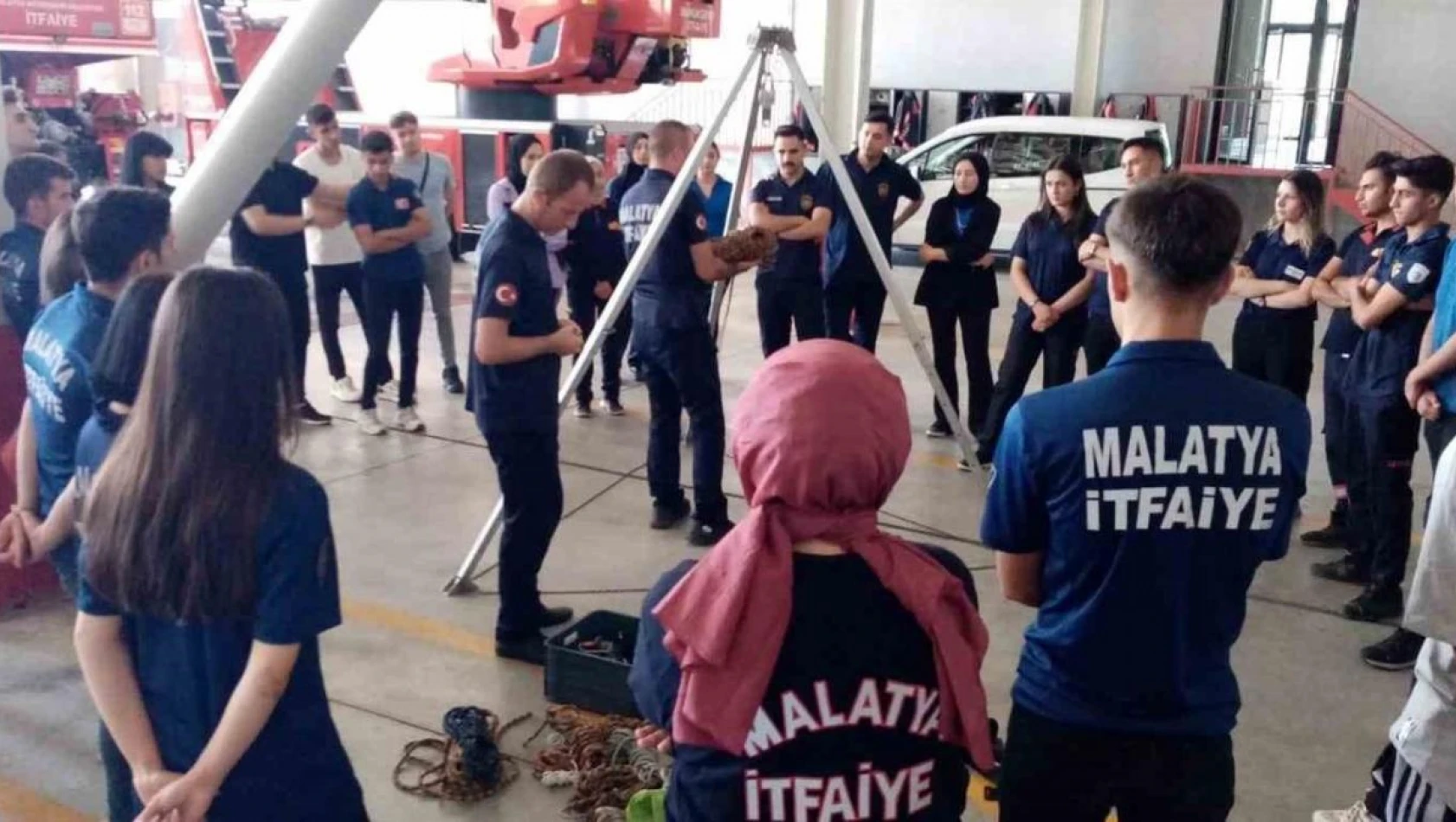 Malatya itfaiyesinden stajyer öğrencilere uygulamalı eğitim