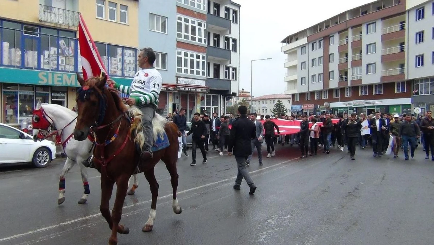 Mehmet Özhaseki'yi Kars'ta atlı ciritçiler karşıladı