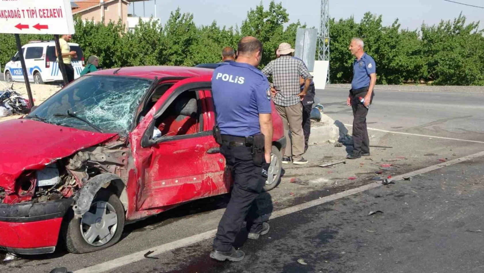 Malatya'da feci kaza: Minibüs ile otomobil birbirine girdi