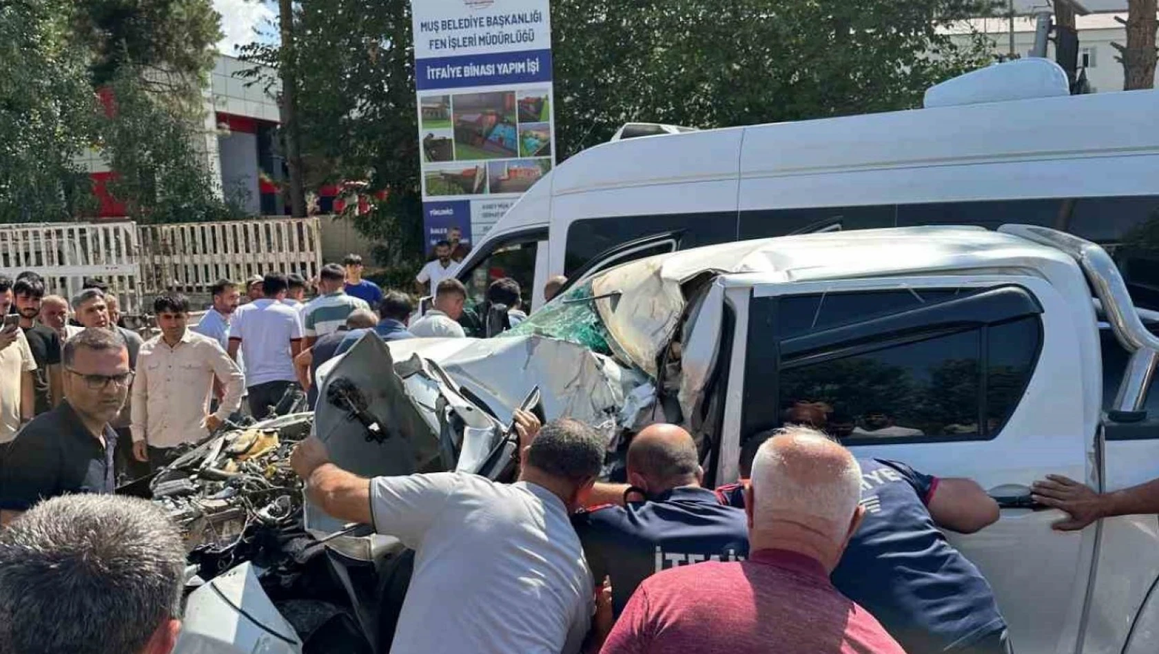 Muş'ta kamyonet kamyona arkadan çarptı: 2 yaralı