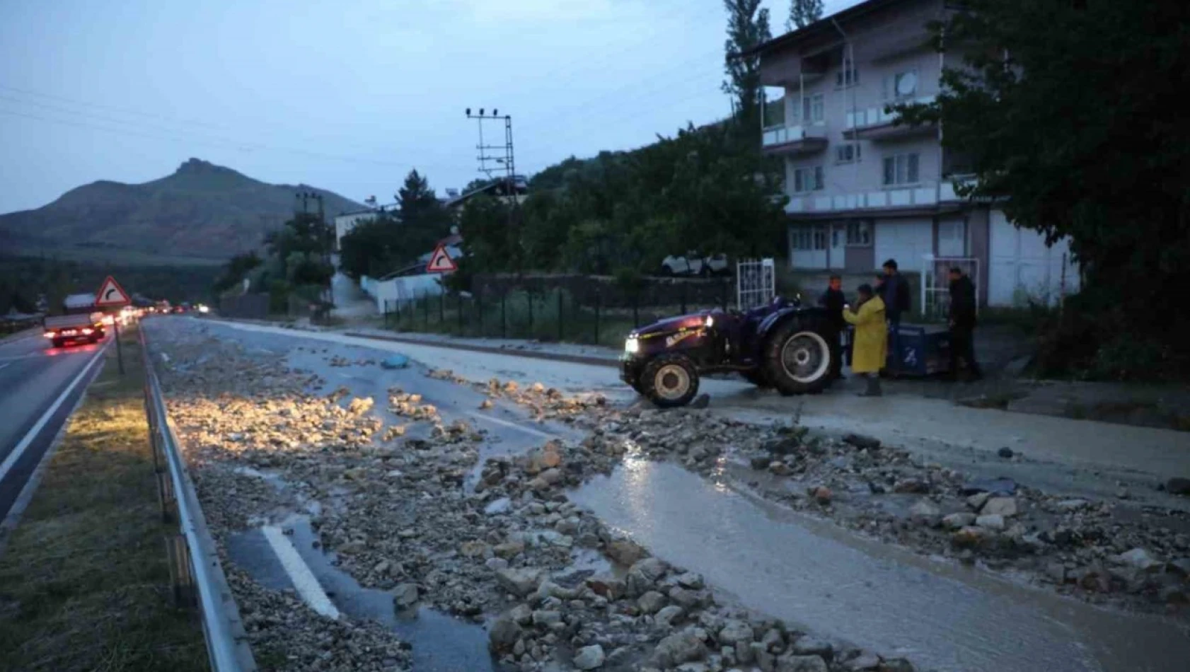 Sel Malatya-Kayseri karayolunu kapattı