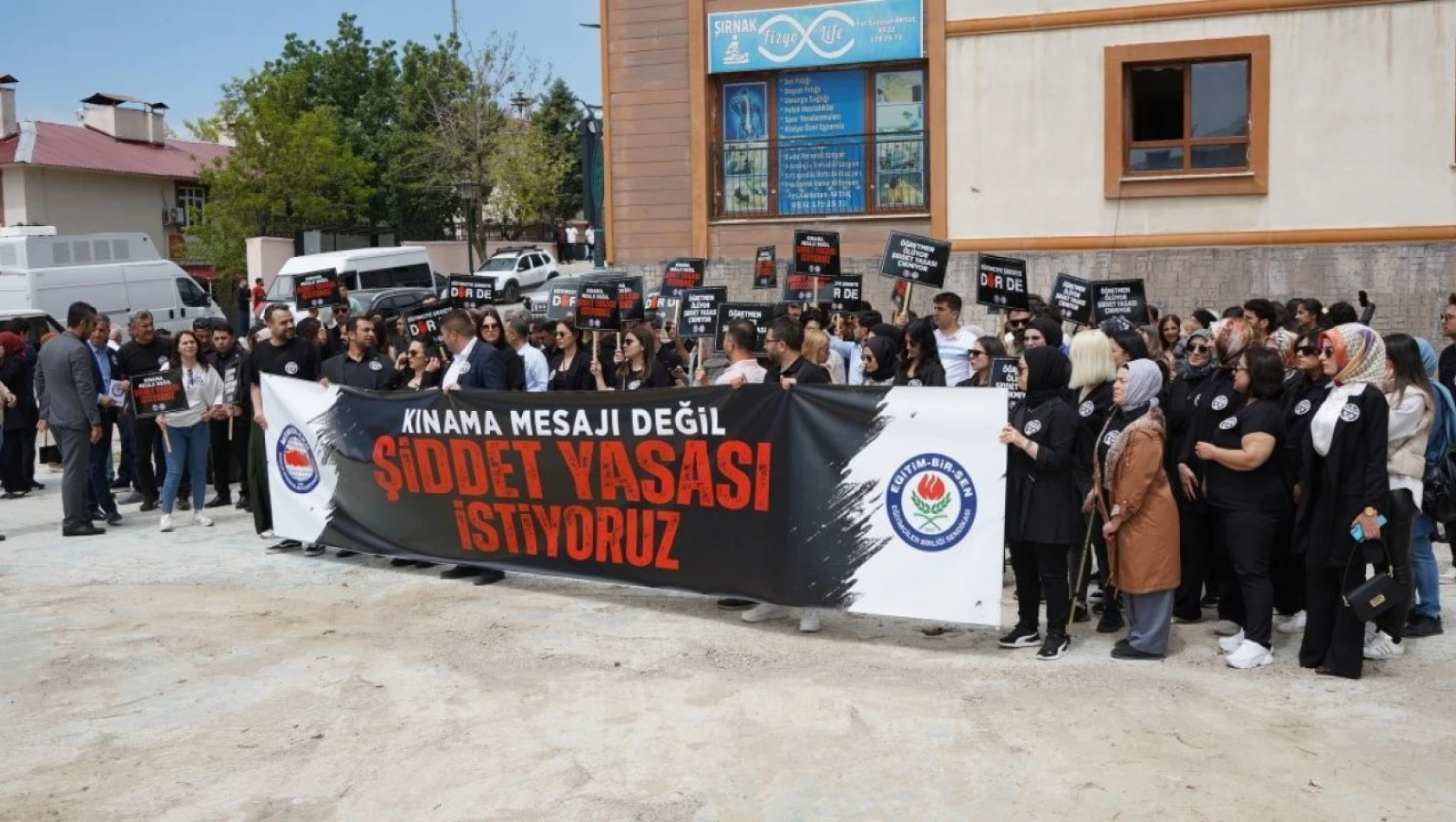 Şırnak'ta öğretmenler siyah elbiseler ile eğitimde şiddet olaylarını kınadı