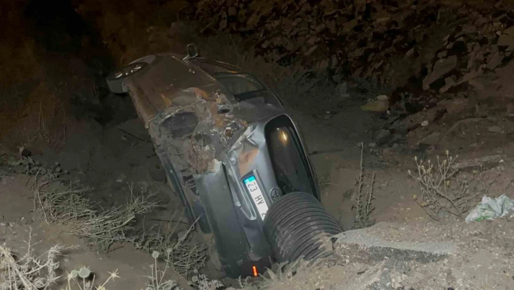 Elazığ'da feci kaza.... Otomobiller çarpıştı... Tekeri koptu... Şarampole yuvarlandı