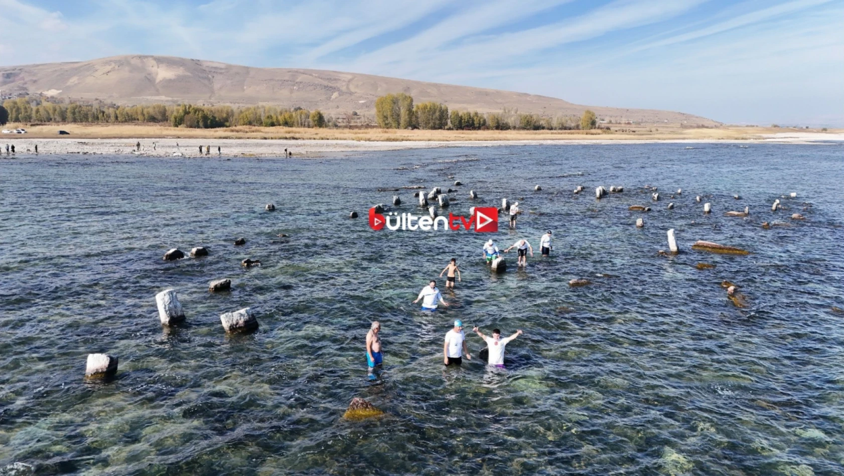 Van Gölü aktivistleri göldeki antik yolda yüzdüler