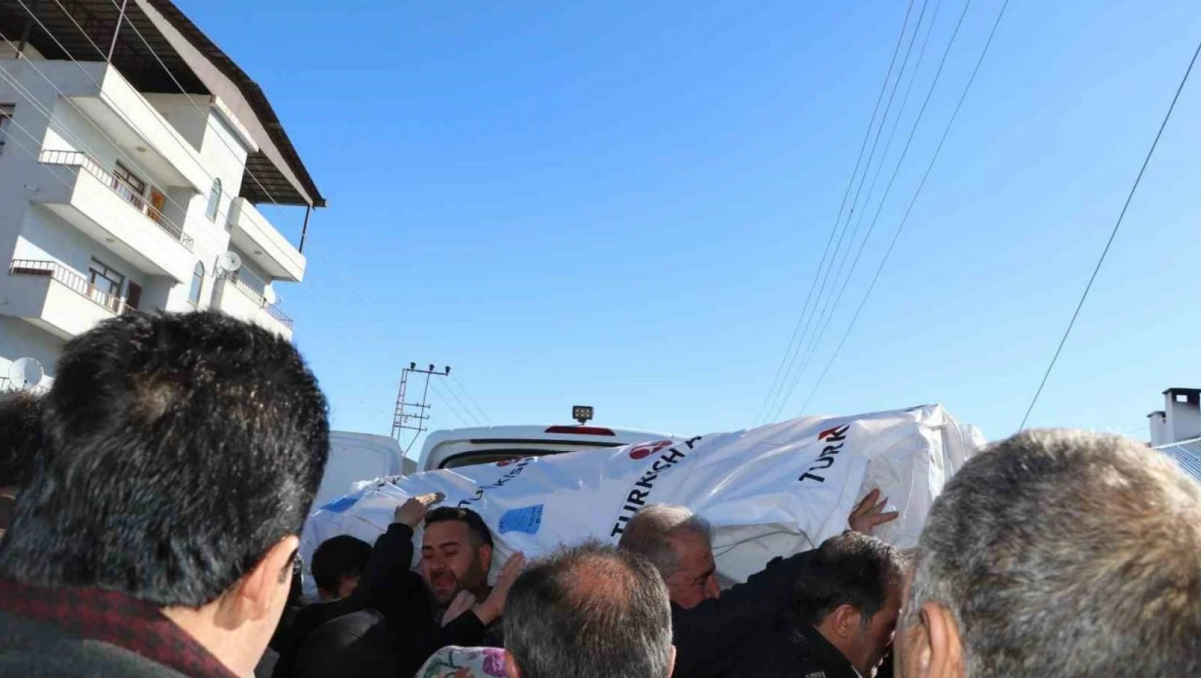 Vanlı kardeşler nişan için gittikleri İzmir'de trafik kazasında hayatını kaybetti