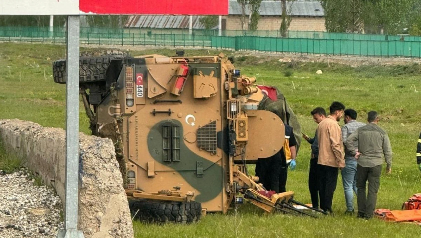 Yüksekova'da askeri araç devrildi: 2 yaralı