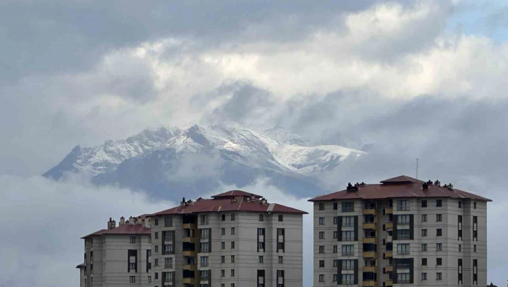 Yüksekova'da karlı dağlarla bütünleşen bulutlardan görsel şölen