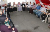 Evlat nöbetindeki anne: 'Barışı duyduğumuzdan beri ayaklarımız yerden kesilmiş. Gece uyuyamıyoruz'