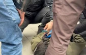 İzinsiz yürümek isteyen gruba polis müdahalesi, göstericinin çantasından makas çıktı: