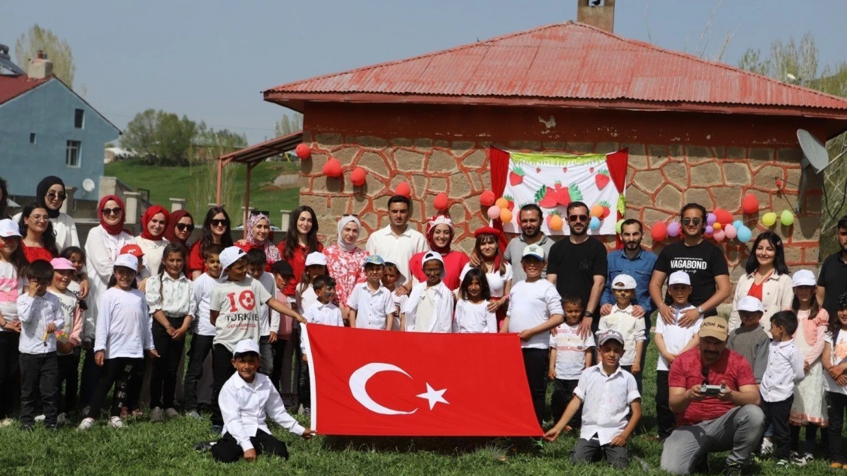 'Çilek Abla' köy okulu öğrencilerini baharla süslenmiş çileklerle buluşturdu