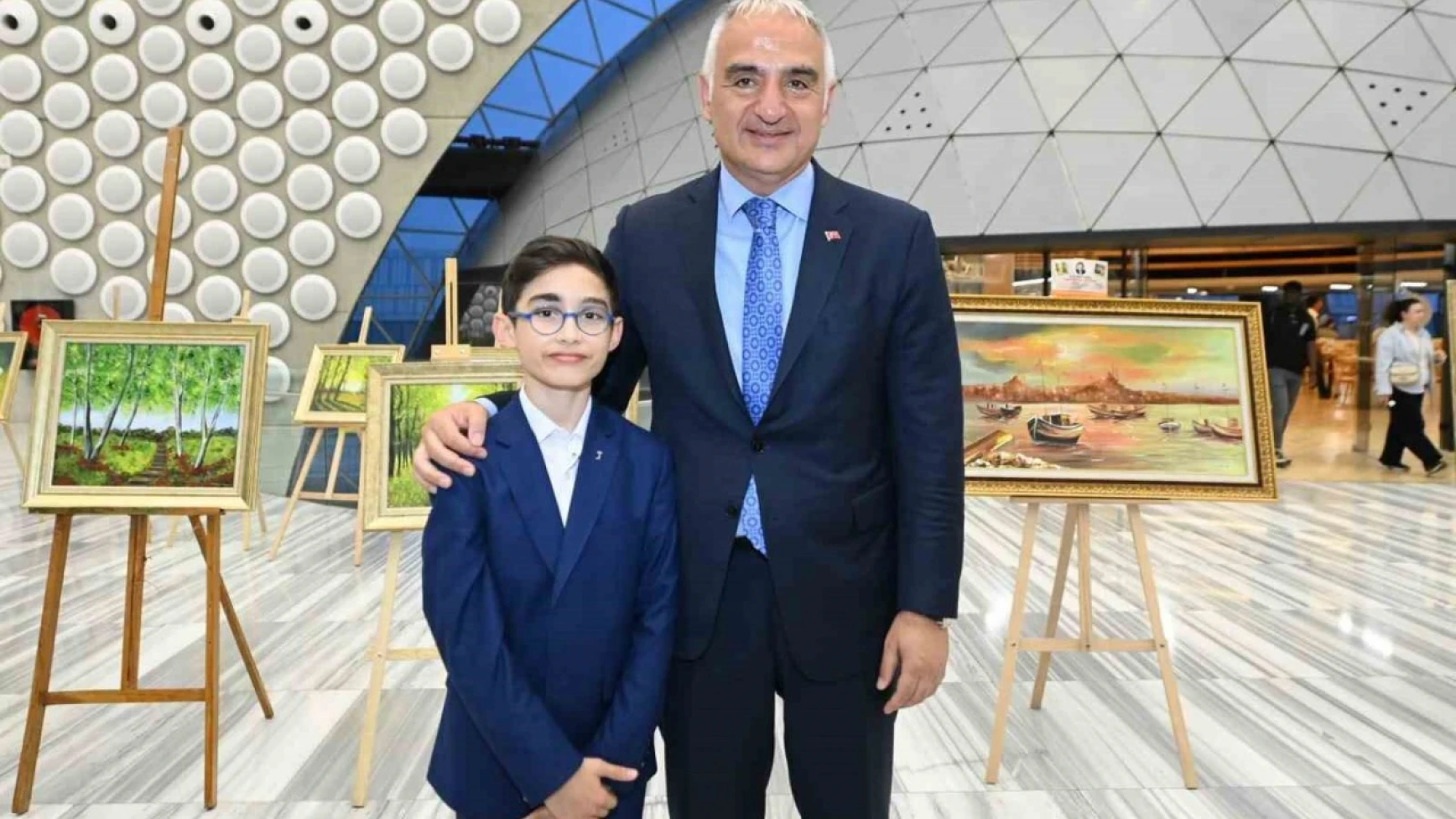 Bakan Ersoy, şehit polis memuru Hüseyin Gül'ün oğlu Talha'nın sergisini ziyaret etti