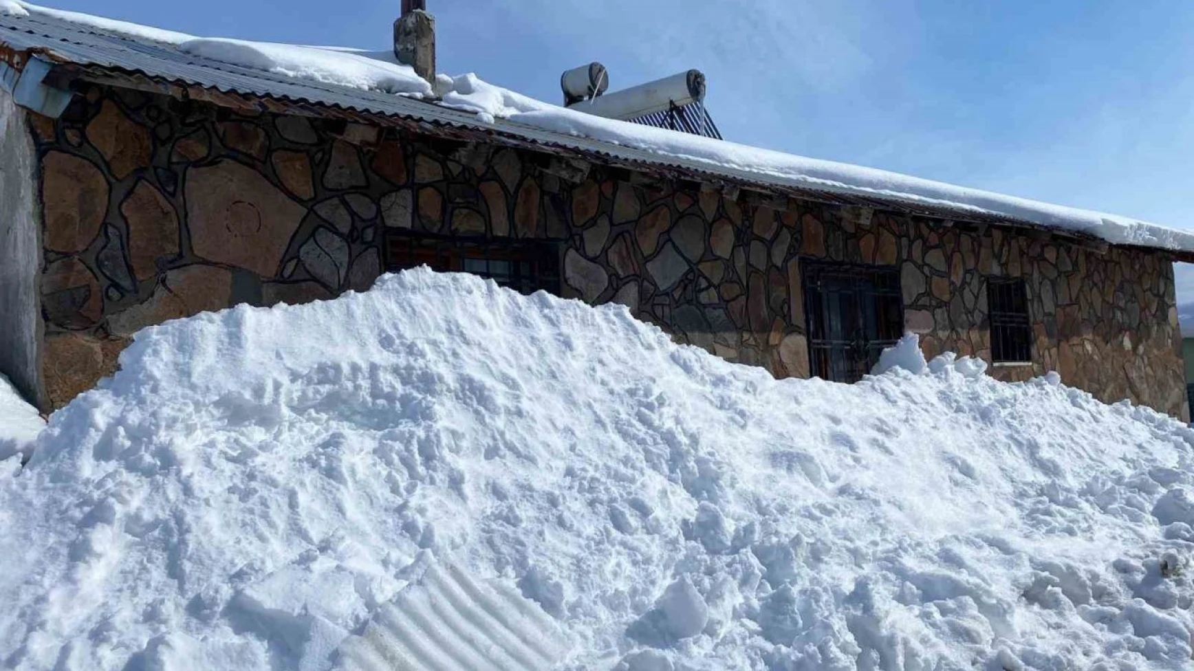 Karlıova'da günlerdir etkili olan kar, tek katlı evleri kara gömdü