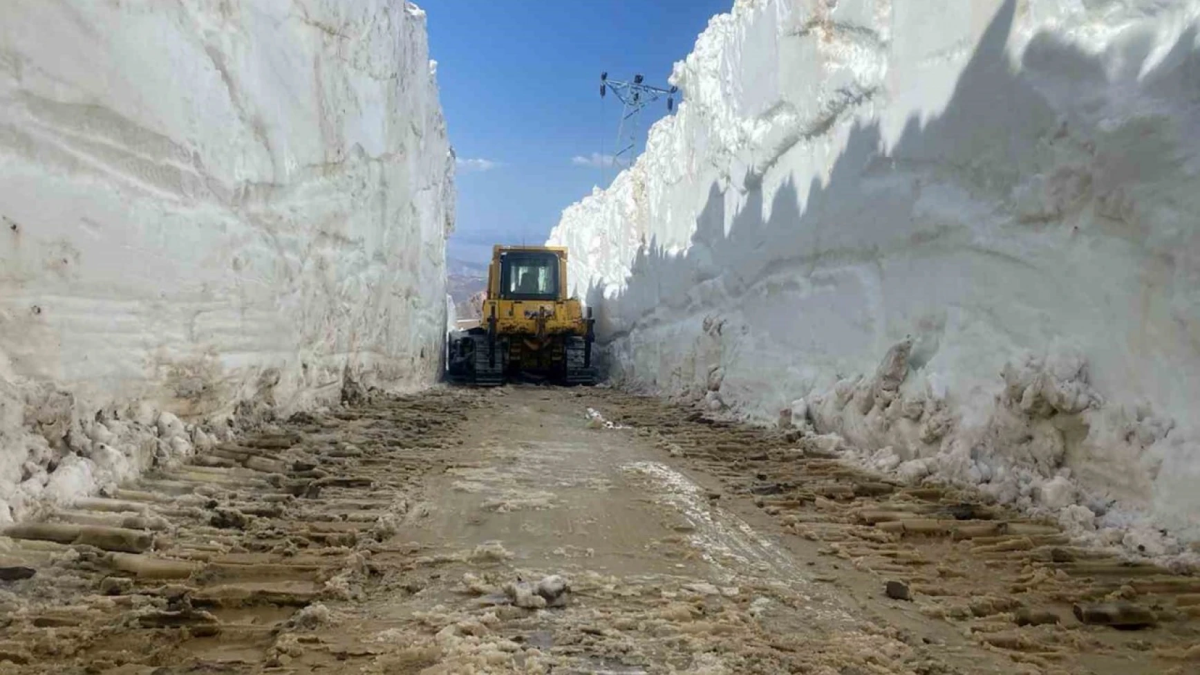 Yüksekova'da 6 metrelik kar tünellerinde zorlu çalışma