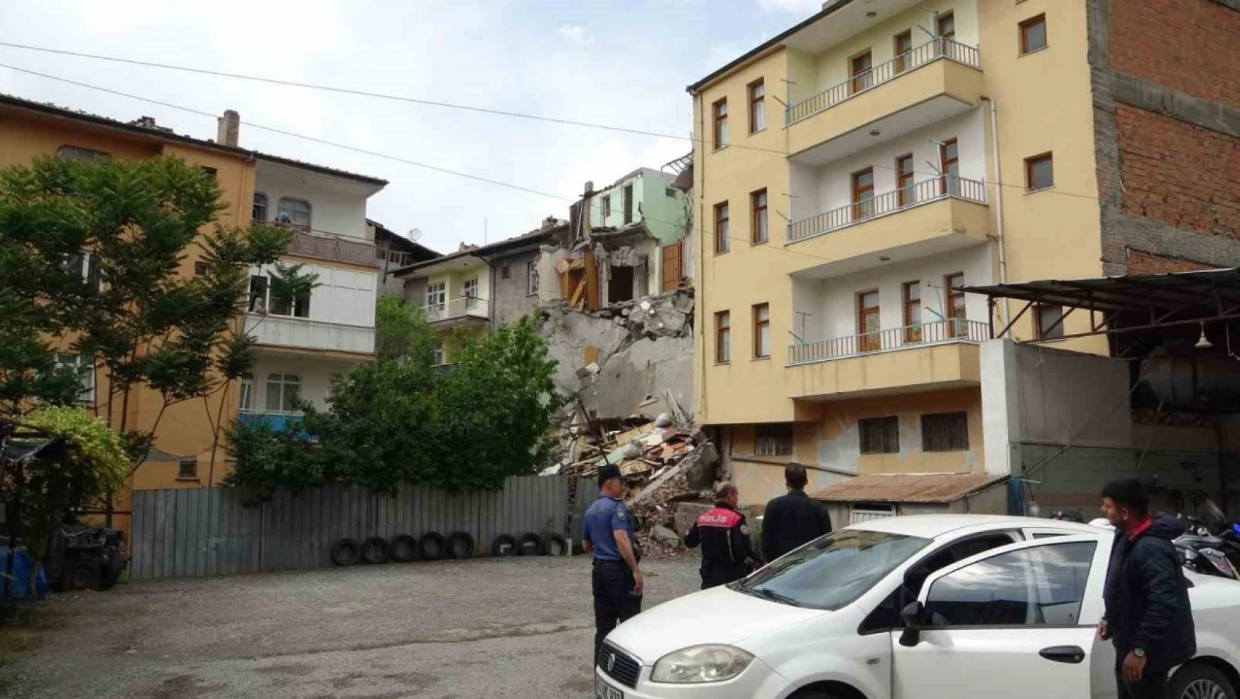 'Hasarlı bina çöktü' ihbarı polisi alarma geçirdi