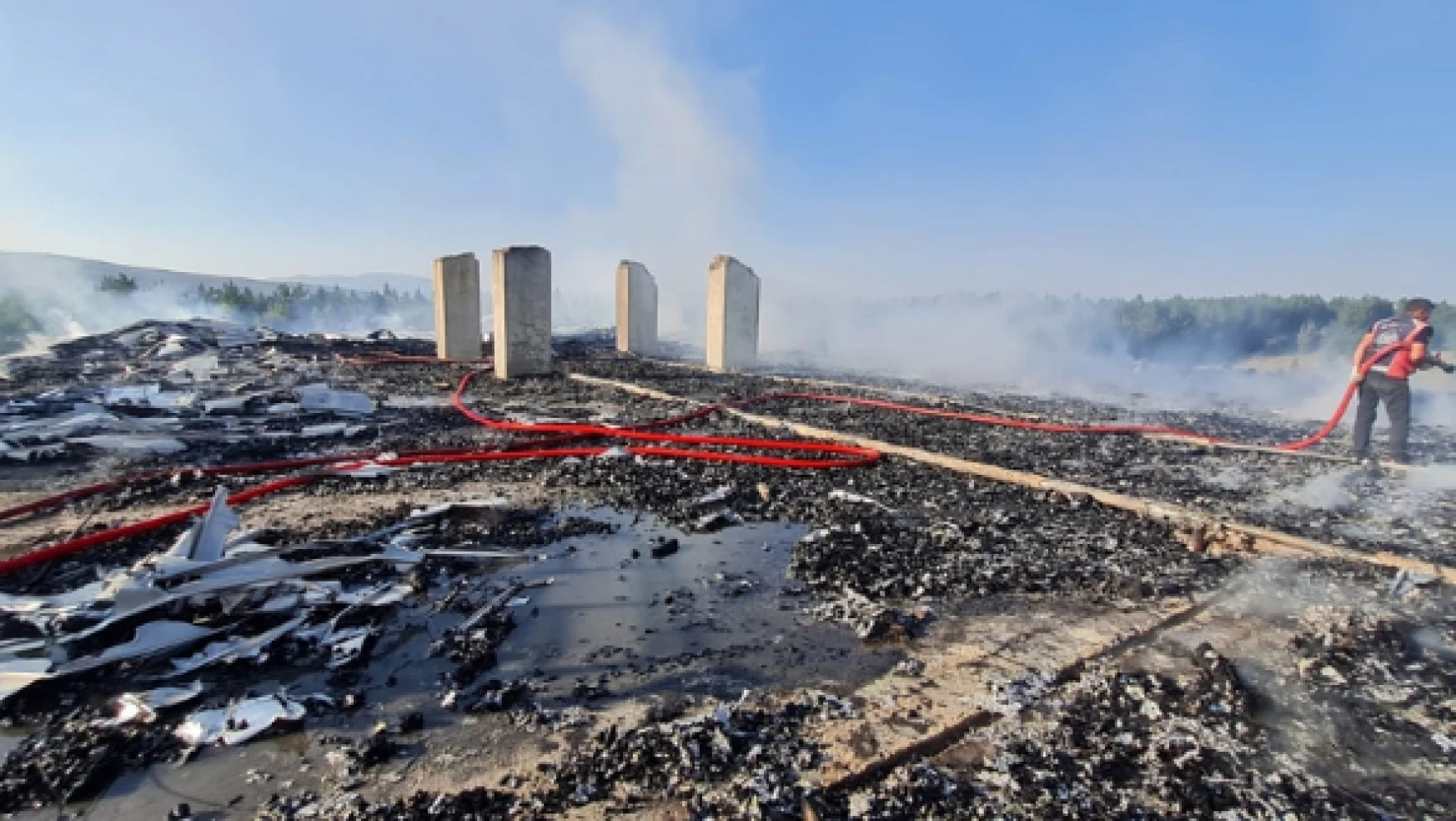 Boşaltılmış askeri kışlada yangın çıktı