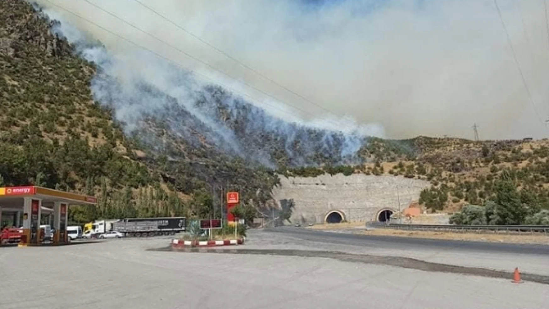 Bitlis'te iki ayrı noktada yangın çıktı